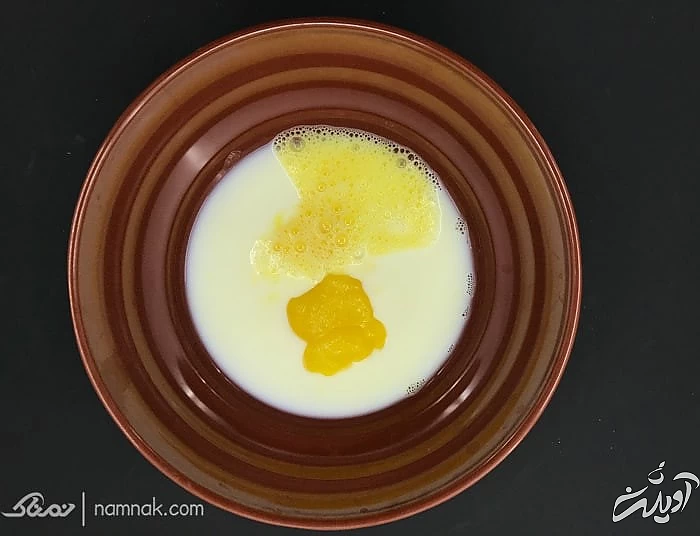 مخلوط کردن تخم مرغ و شیر مخلوط تخم مرغ و شیر